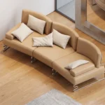 Vista 3D isometrica de sofa modular revit de tres secciones con cojines decorativos